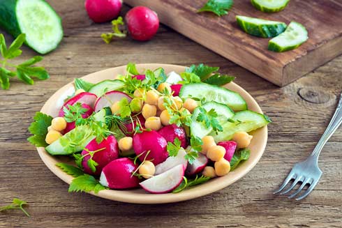 Kötlicher Raw-Food Salat mit Radieschen und Kichererbsen