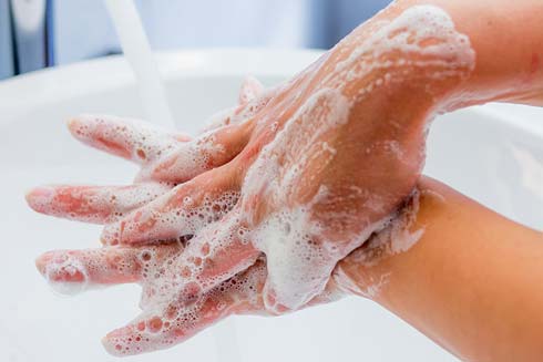 Mindestens 20 Sekunden Hände waschen
