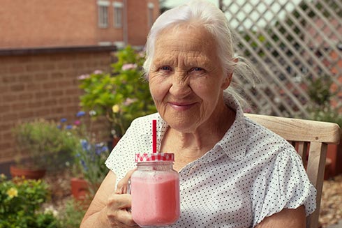 Senioren sollten ab und zu einen Smoothie genießen – der versorgt sie nicht nur mit Flüssigkeit, sondern auch mit Vitaminen und Ballaststoffen
