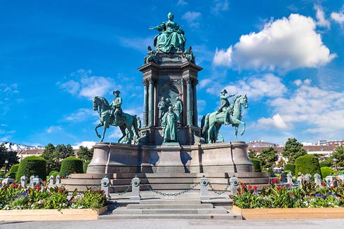 Das Maria-Theresien-Denkmal auf dem Maria-Theresien-Platz in Wien – die berühmte Kaiserin machte den Apfelstrudel bei Hof salonfähig.