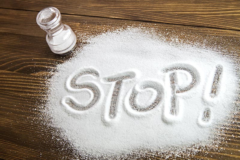 Auf zu viel Salz im Essen sollte verzichtet werden – vor allem in der Seniorenverpflegung. Greifen Sie stattdessen zu anderen Gewürzen.