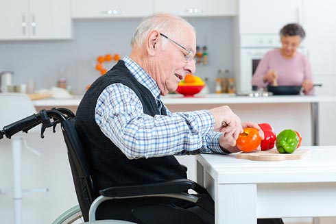 Gemeinsames Kochen im Seniorenheim