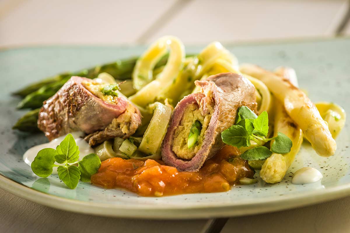 Gefüllte Kalbsschnitzelchen mit Stangenspargel, Tomatenchutney und ...