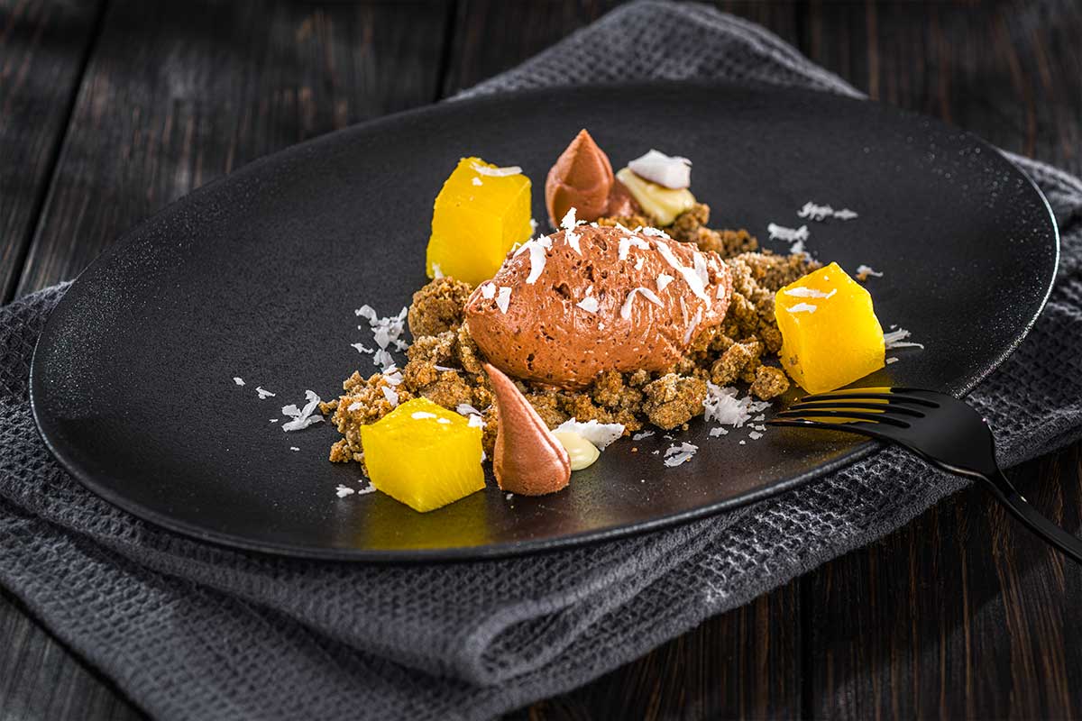 Schokoladen-Kokos-Mousse auf Roggen-Crumble mit osmotischer Ananas | Rezept