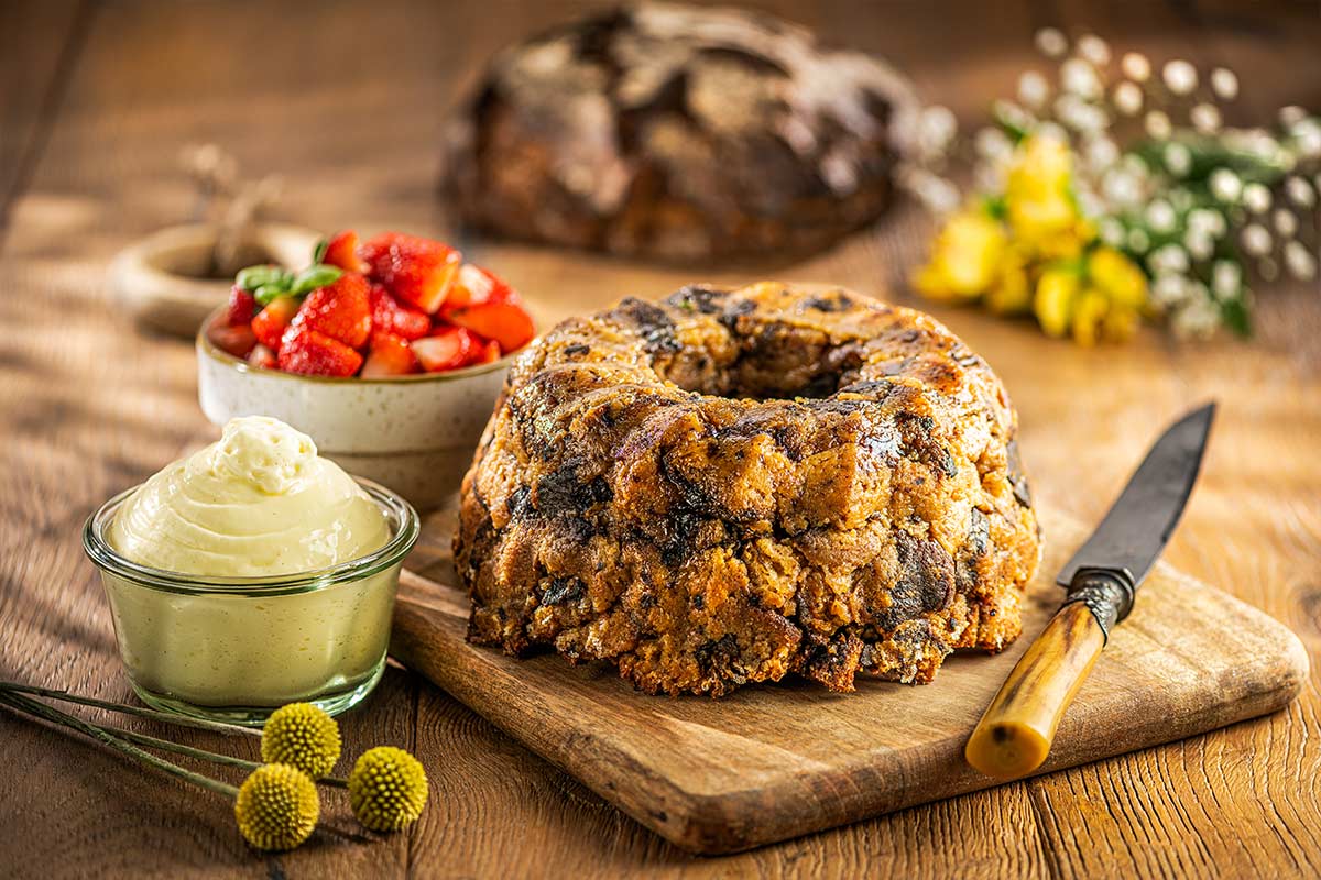 Süßer Guglhupf aus altem Brot mit Vanilleschaum und Erdbeer-Basilikum ...