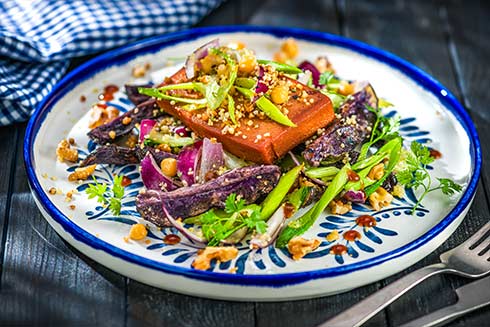 Veganer Leberkäse an Lila-Trüffelkartoffel-Salat, Couscous und Walnüssen