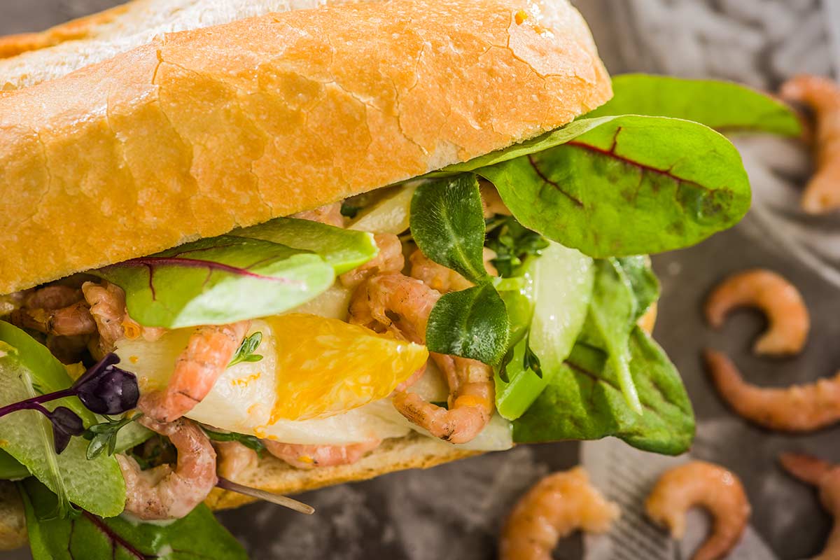 Knuspriges Baguette-Brötchen mit Krabben-Spargelsalat in cremigem ...