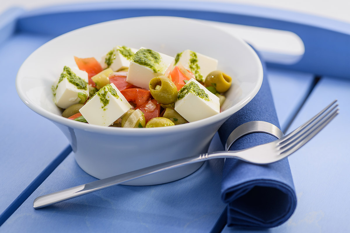 Griechischer Bauernsalat mit Schafskäse und Oliven | Rezept