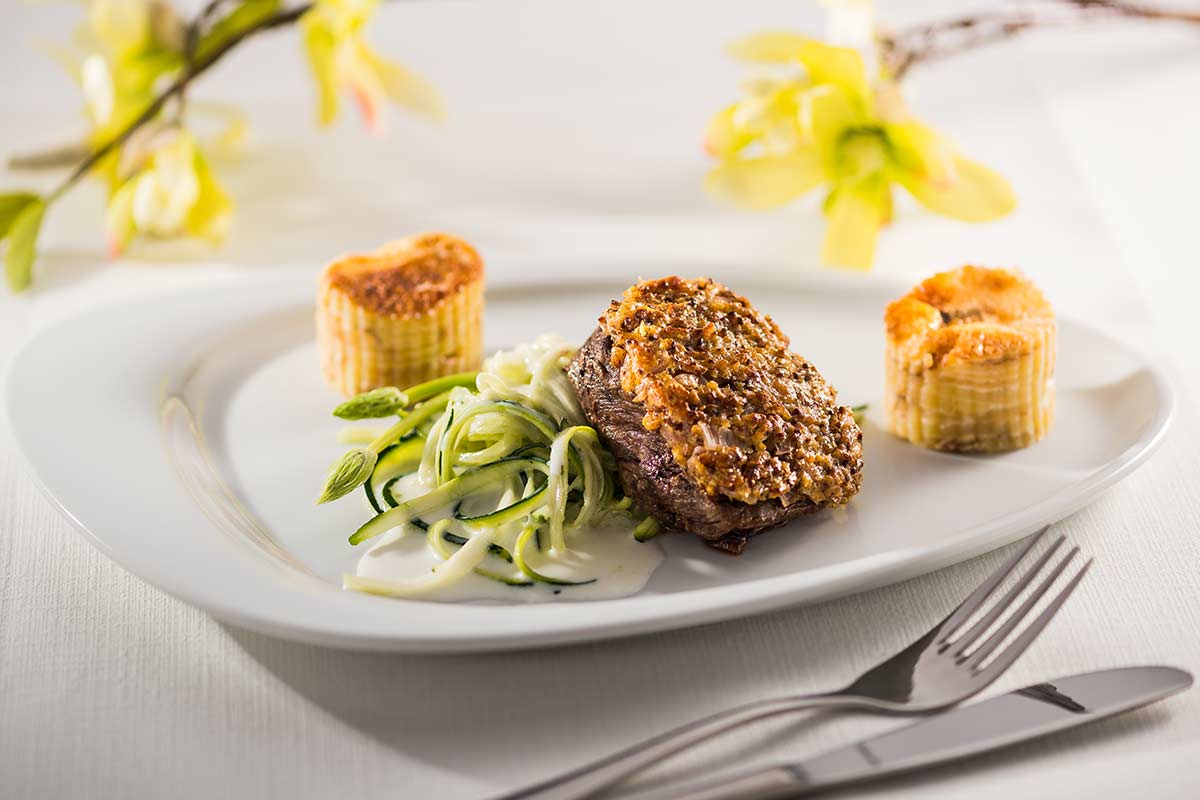 Rinderfilet unter einer Dijonsenf-Kruste mit Kartoffelbaumkuchen und ...