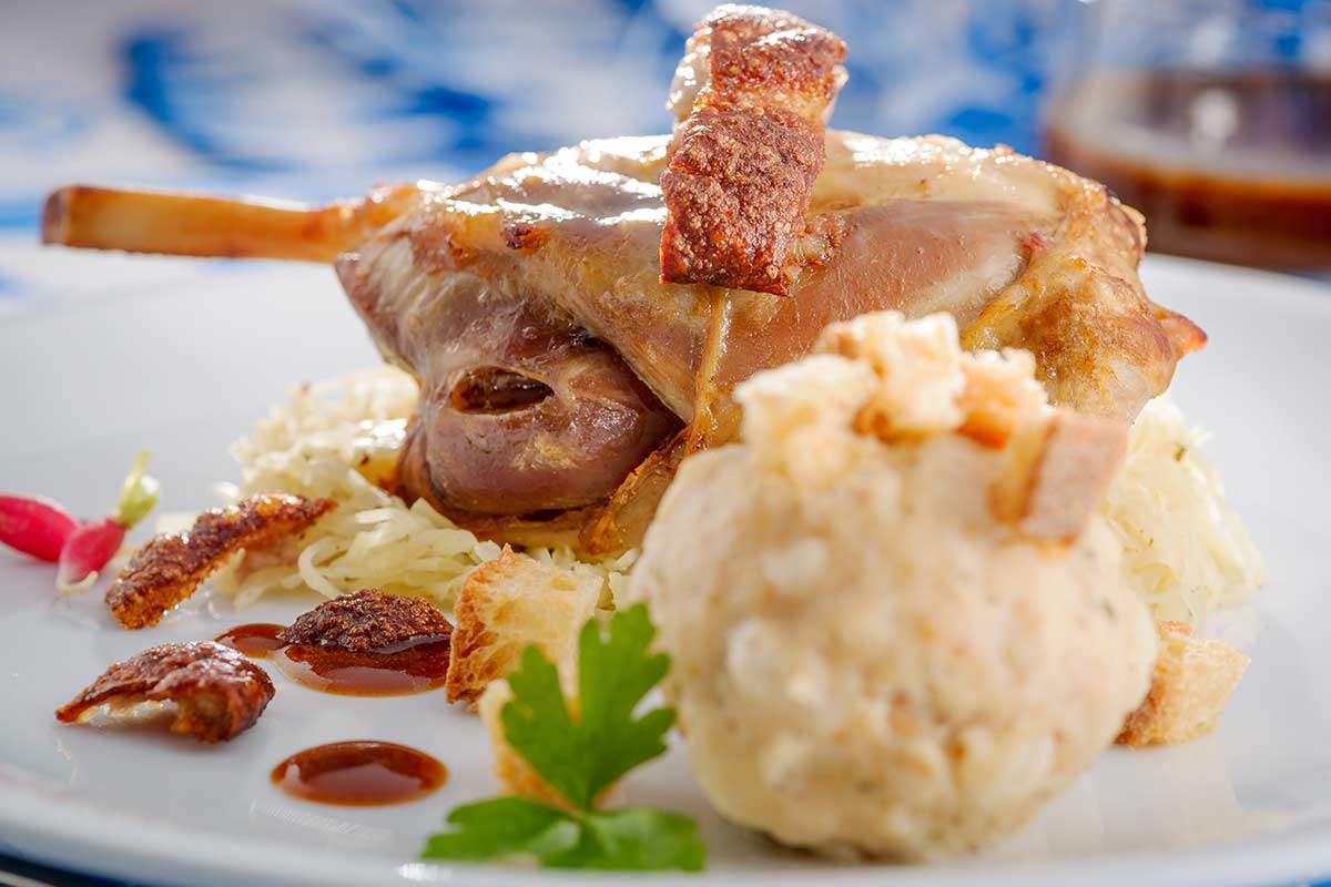 Schweinshaxe in Weißbiersauce mit Semmelknödeln und deftigem ...